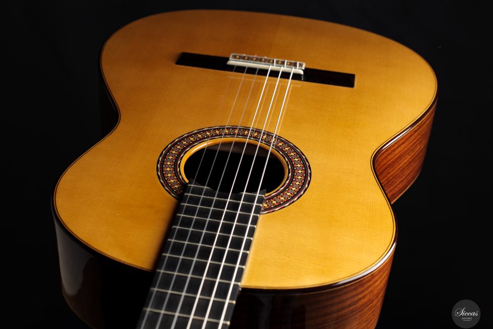 Acoustic vs Classical Guitar: Key Differences and Which One Is 