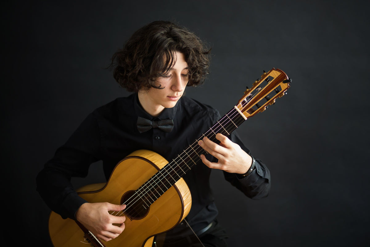 Portrait of classical guitarist Samuel Solomon